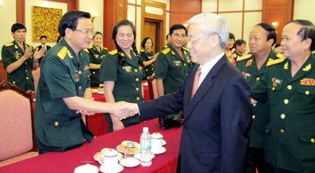 เลขาธิการใหญ่พรรคพบปะกับบรรดาผู้แทนที่เข้าร่วมการประชุมสมัชชาสหภาพแรงงานสาขากองทัพ - ảnh 1