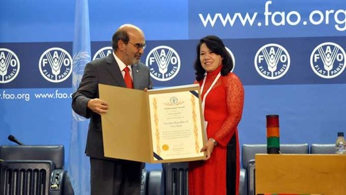 FAO รับทราบผลงานที่โดดเด่นของเวียดนามในการแก้ปัญหาความยากจน - ảnh 1