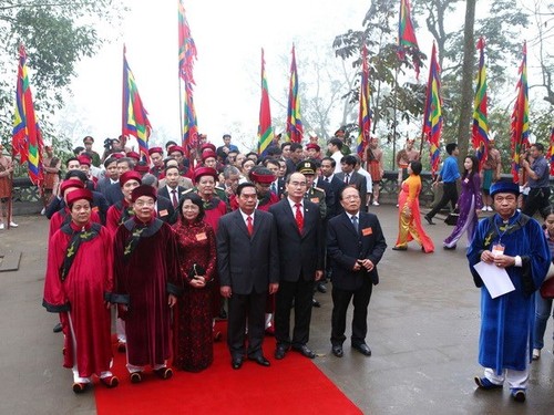 พิธีสักการะบูชาบรรพกษัตริย์หุ่งวันที่๑๐เดือนสามจันทรคติ– เทศกาลวิหารหุ่งปี๒๐๑๔ - ảnh 1