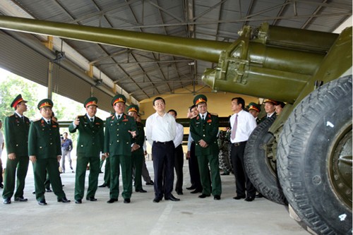 ท่านเจืองเติ้นซางประธานประเทศเวียดนามเยือนหน่วยทหารต่างๆของกองทัพภาคที่๗ - ảnh 1