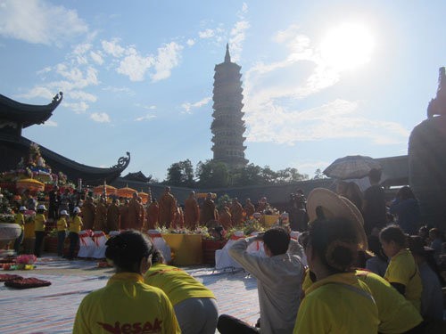 สวดอุทิศส่วนกุศลเพื่อสันติภาพโลก - ảnh 1