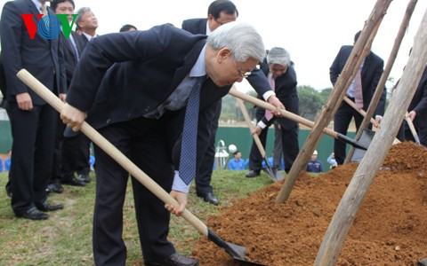 ท่านเหงวียนฟู้จ่องเลขาธิการใหญ่พรรคคอมมิวนิสต์เวียดนามร่วมเทศกาลตรุษเต๊ตปลูกต้นไม้ที่ฮานอย - ảnh 1