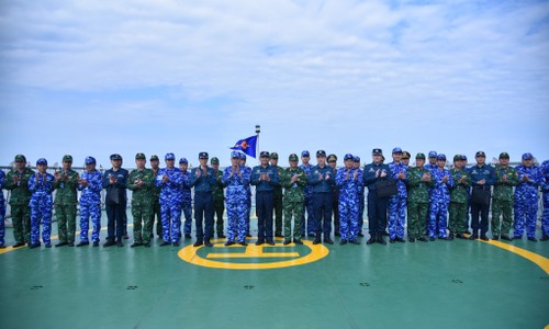 Vietnamese Chinese Coast Guards conduct joint patrol - ảnh 1