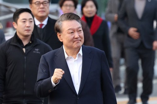 South Korea's President Yoon free, trials continue after court quashes detention - ảnh 1