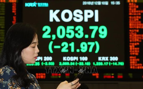 Asian stocks continue to plunge amid US tariff policy - ảnh 1