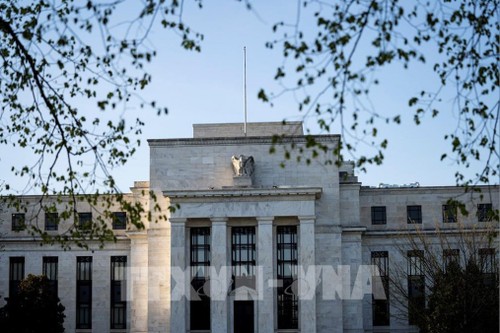 Fed Governor to resign early amid pressure to cut interest rates - ảnh 1