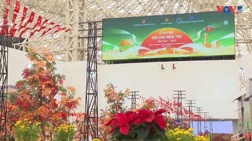 Autumn Fair 2025 showcases best of Hanoi’s traditional craft villages - ảnh 1