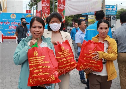 สหภาพแรงงานเวียดนามมอบเงิน 1 แสนล้านด่งให้สมาชิกสหภาพแรงงานและแรงงานช่วงตรุษเต็ต - ảnh 1