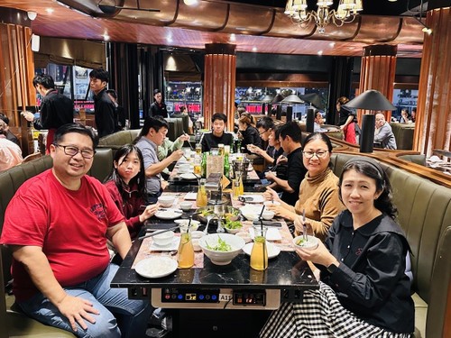 นักท่องเที่ยวชาวอินโดนีเซียหลงใหลในอาหารเวียดนาม - ảnh 1