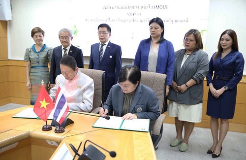 ศูนย์เวียดนามศึกษาและสมาคมมิตรภาพไทย-เวียดนาม ลงนามบันทึกข้อตกลงร่วมมือ - ảnh 1