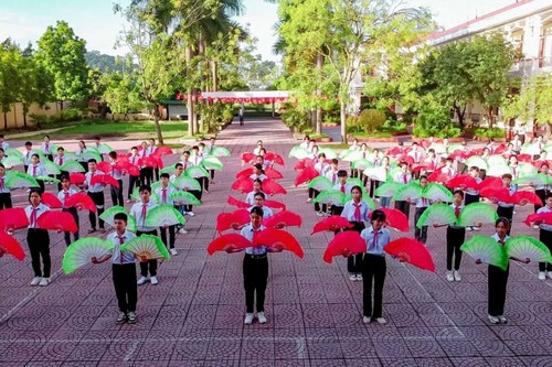 Уникальность пения «Тео» в школьном дворе  - ảnh 2