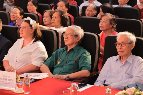 Вьетнамские песни с русским переводом: Неустанный путь учителя Ле Дык Мана - ảnh 4