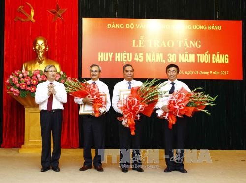 Trao Huy hiệu 45 năm, 30 năm tuổi Đảng tặng đảng viên Đảng bộ Văn phòng Trung ương Đảng - ảnh 1