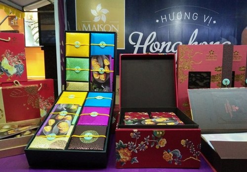 Phong phú kiểu cách, mẫu mã thị trường bánh Trung thu 2017 - ảnh 2