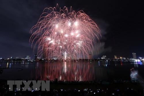 Lễ hội pháo hoa quốc tế Đà Nẵng 2018 - lung linh trên sông Hàn  - ảnh 1