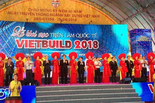 Gần 800 doanh nghiệp tham gia triển lãm Vietbuild 2018 - ảnh 1