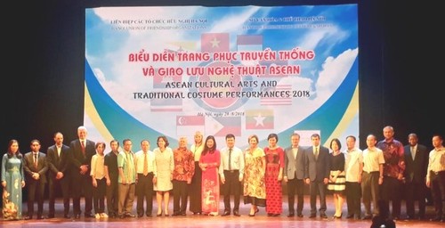 Rực rỡ sắc màu trang phục truyền thống các nước ASEAN - ảnh 1