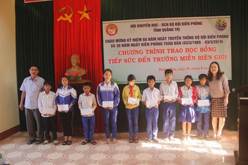 Chương trình “Nâng bước em đến trường” giúp học sinh nghèo vùng biên - ảnh 1