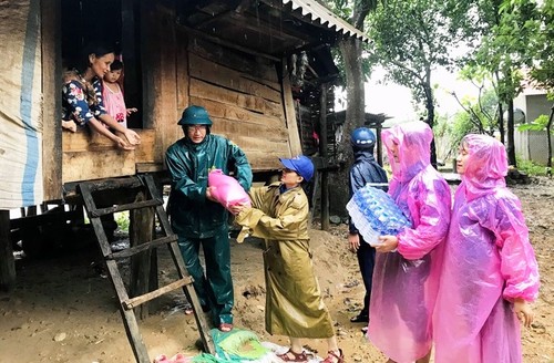 Trung ương Hội Liên hiệp Thanh Niên Việt Nam tặng quà cho nhân dân vùng lũ Quảng Trị - ảnh 1