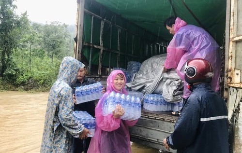 Trung ương Hội Liên hiệp Thanh Niên Việt Nam tặng quà cho nhân dân vùng lũ Quảng Trị - ảnh 2