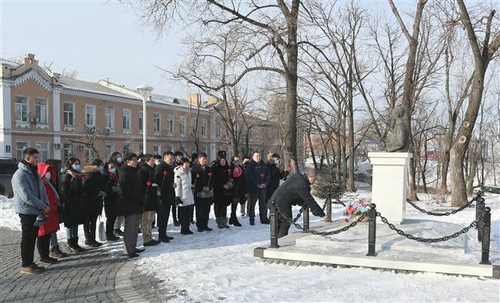 Người Việt tại Vladivostok dâng hoa tưởng nhớ Chủ tịch Hồ Chí Minh nhân Tết Tân Sửu - ảnh 1