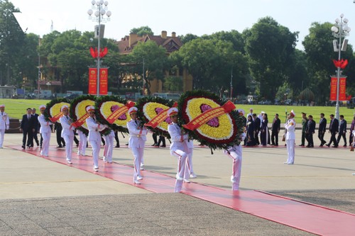 Lãnh đạo Đảng, Nhà nước tưởng niệm các Anh hùng liệt sĩ - ảnh 2