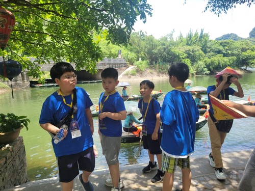 Đoàn thiếu nhi và giáo viên kiều bào Hàn Quốc thăm danh thắng Tràng An, cố đô Hoa Lư ở Ninh Bình - ảnh 19