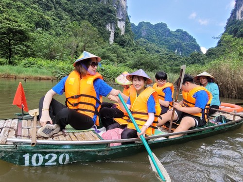 Đoàn thiếu nhi và giáo viên kiều bào Hàn Quốc thăm danh thắng Tràng An, cố đô Hoa Lư ở Ninh Bình - ảnh 6