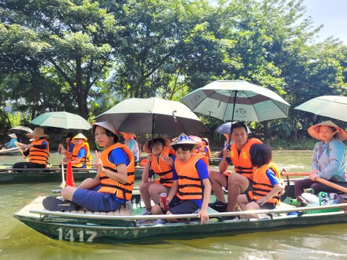 Đoàn thiếu nhi và giáo viên kiều bào Hàn Quốc thăm danh thắng Tràng An, cố đô Hoa Lư ở Ninh Bình - ảnh 7