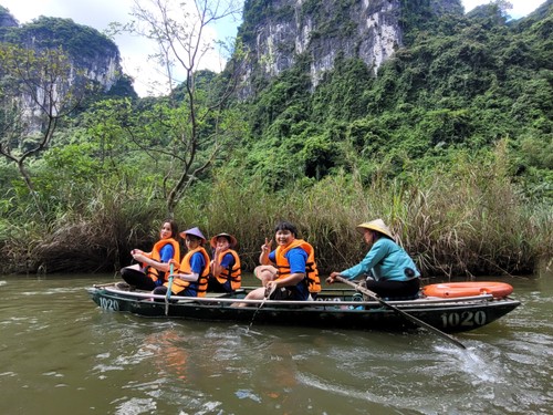 Đoàn thiếu nhi và giáo viên kiều bào Hàn Quốc thăm danh thắng Tràng An, cố đô Hoa Lư ở Ninh Bình - ảnh 8