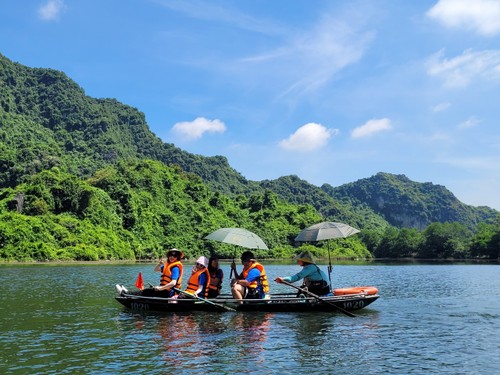 Đoàn thiếu nhi và giáo viên kiều bào Hàn Quốc thăm danh thắng Tràng An, cố đô Hoa Lư ở Ninh Bình - ảnh 2