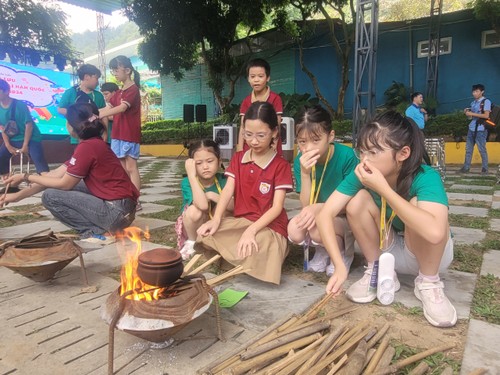 Giao lưu tình bạn giữa đoàn thiếu nhi kiều bào Việt Nam tại Hàn Quốc và trường TH Nguyễn Bỉnh Khiêm  - ảnh 12