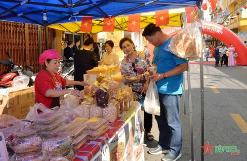 Ông Lương Xuân Hòa: Từ khi có Phố Việt Nam, cuộc sống bà con người Việt ngày càng tốt lên - ảnh 3