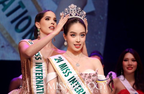 Lần đầu tiên người đẹp Việt Nam đăng quang tại Miss International - ảnh 1