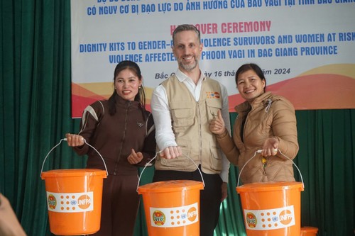 UNFPA và Hội Nông dân Việt Nam trao tặng 400 bộ đồ dùng thiết yếu cho phụ nữ ở Bắc Giang - ảnh 10