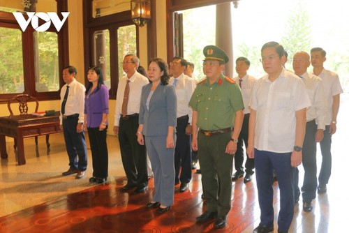 Phó Chủ tịch nước Võ Thị Ánh Xuân dâng hương tưởng nhớ Chủ tịch Tôn Đức Thắng - ảnh 1