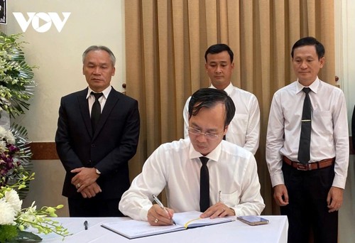 Nhiều đoàn đại biểu đến viếng nguyên Chủ tịch Đảng Nhân dân cách mạng Lào, nguyên Chủ tịch nước CHDCND Lào Khamtay Sipha - ảnh 1