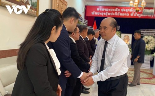 Nhiều đoàn đại biểu đến viếng nguyên Chủ tịch Đảng Nhân dân cách mạng Lào, nguyên Chủ tịch nước CHDCND Lào Khamtay Sipha - ảnh 2