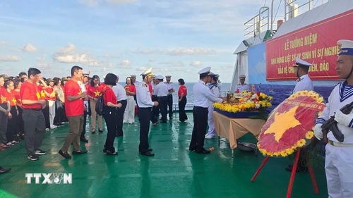 Đoàn công tác số 10 hoàn thành chuyến thăm huyện đảo Trường Sa và Nhà giàn DK1 - ảnh 1