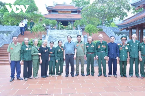 Thủ tướng dâng hương tưởng niệm Bác Hồ và các anh hùng liệt sĩ tại Quảng Trị - ảnh 5