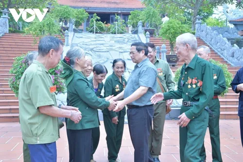 Thủ tướng dâng hương tưởng niệm Bác Hồ và các anh hùng liệt sĩ tại Quảng Trị - ảnh 4