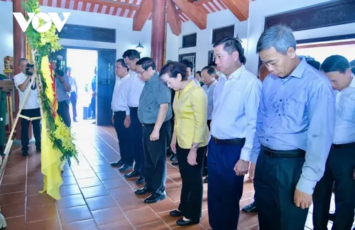 Thủ tướng dâng hương tưởng niệm Bác Hồ và các anh hùng liệt sĩ tại Quảng Trị - ảnh 3