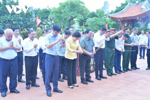 Thủ tướng dâng hương tưởng niệm Bác Hồ và các anh hùng liệt sĩ tại Quảng Trị - ảnh 1