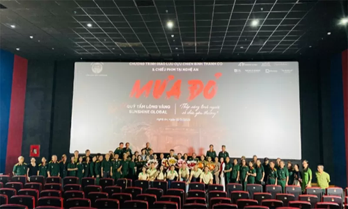 Quỹ Tấm lòng vàng Sunshine Global tri ân các Cựu chiến binh và chiếu phim “Mưa đỏ” tại Nghệ An - ảnh 4