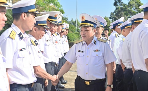 Thăm, tặng quà và chúc Tết Nguyên đán các lực lượng làm nhiệm vụ trên tuyến biển - ảnh 1