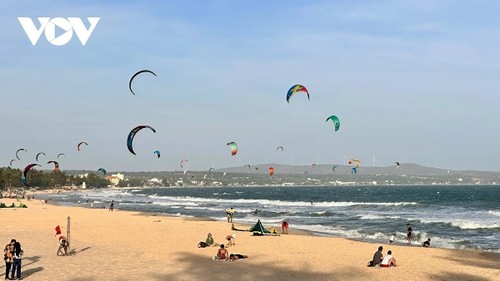 Mũi Né - Hàm Tiến nhộn nhịp vào mùa cao điểm đón khách trú Đông - ảnh 1