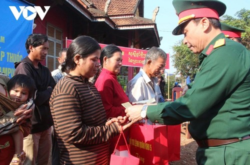 Quân khu 5 khám bệnh, tặng quà nhân dân Campuchia dịp Tết cổ truyền Chol Chnam Thmey - ảnh 1
