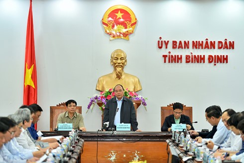 阮春福要求及时向因洪灾失去住房的家庭提供宅基地和建房帮助 - ảnh 1