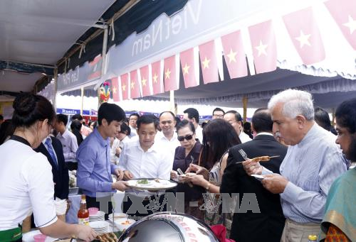 第十二次各国美食节开幕 - ảnh 1