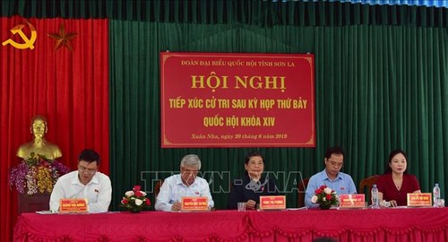 越南国会常务副主席丛氏放与山萝省选民接触 - ảnh 1